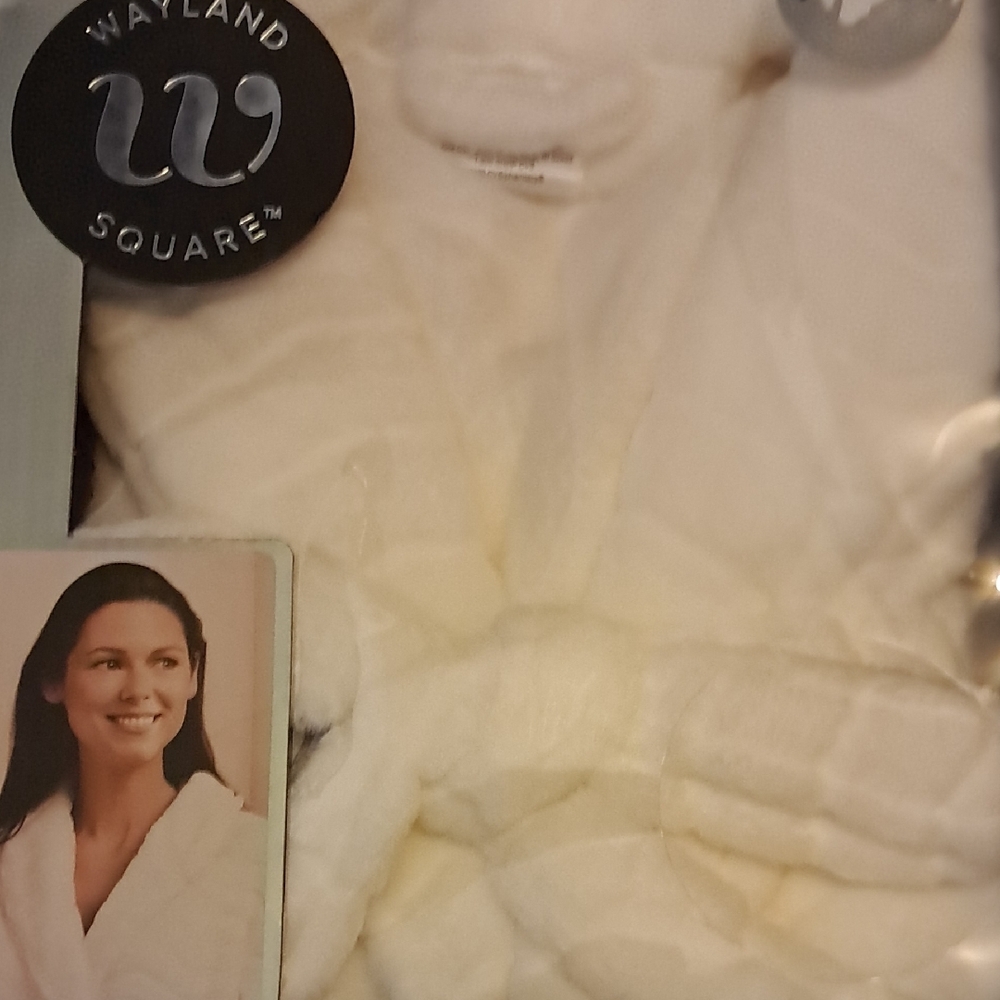 Women's White Robe - Picture 5 of 5